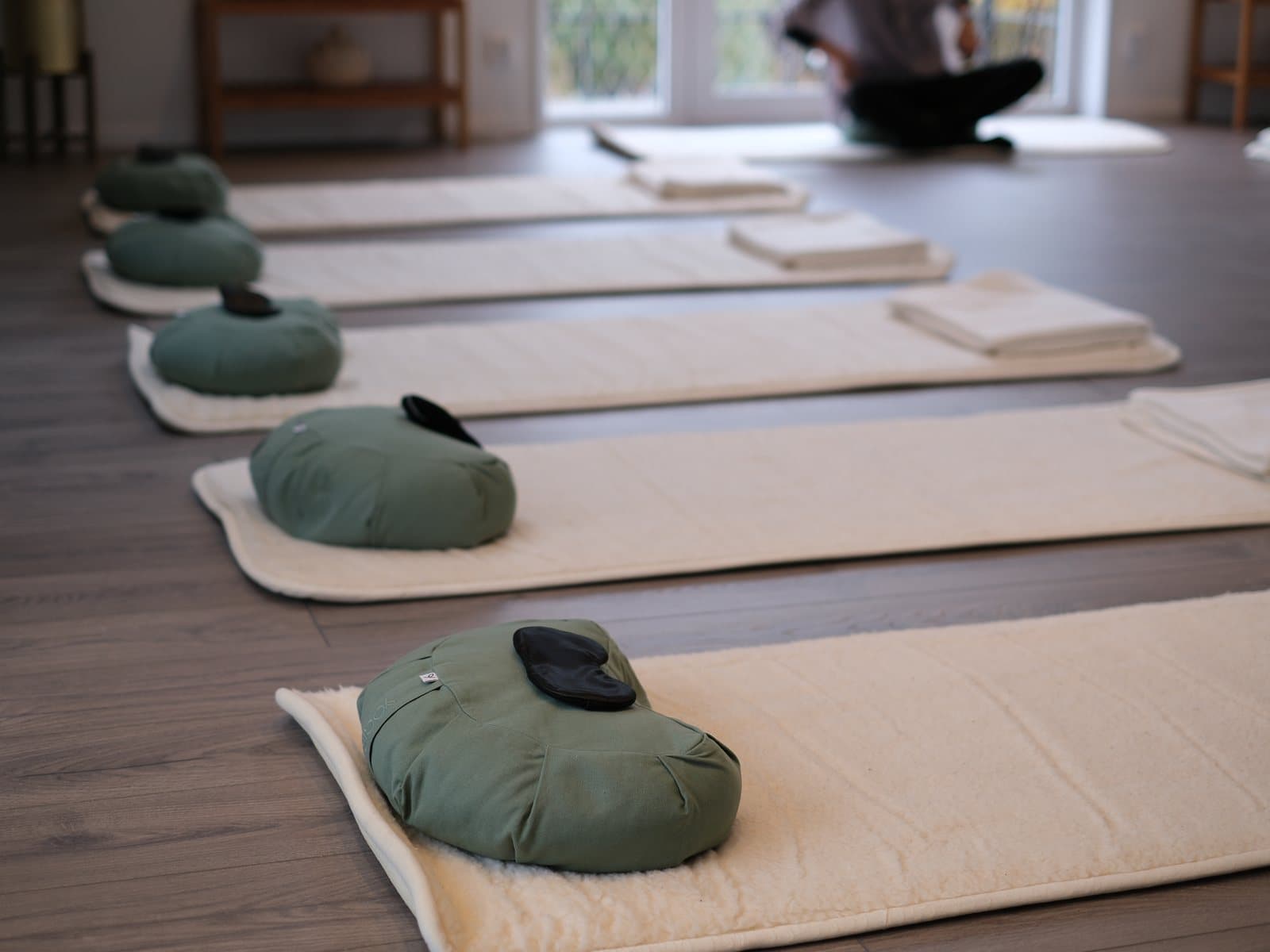 Salen med mattor, filtar och gröna meditationskuddar
